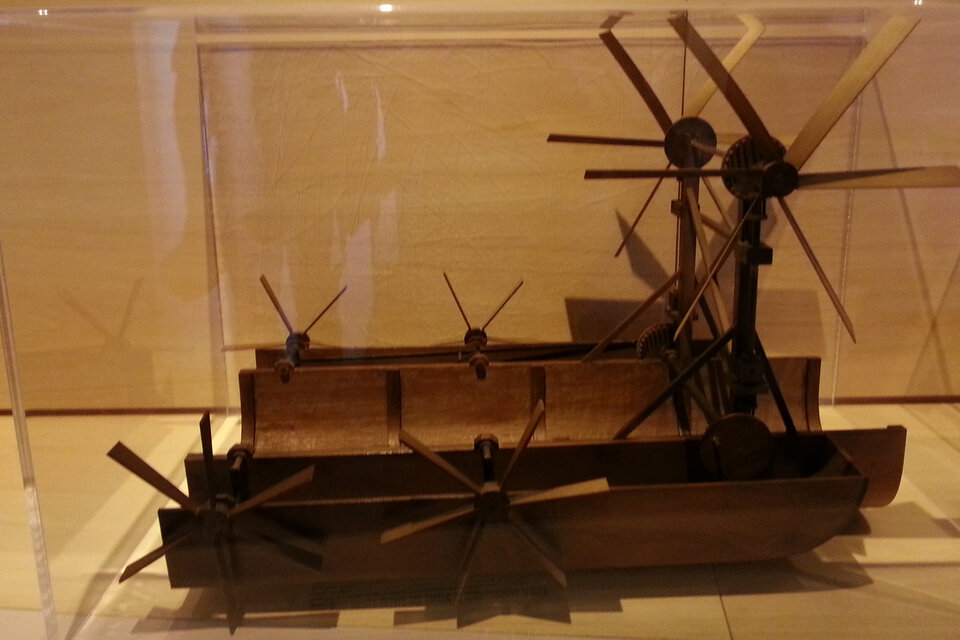 Barco con molinos de viento, uno de los modelos de Leonardo da Vinci. 