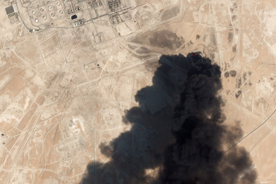 Imagen satelital del ataque a las instalaciones petroleras saudíes. 