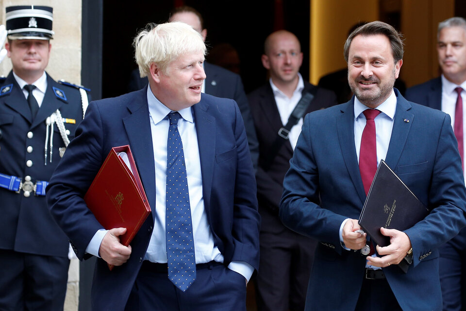 Boris Johnson junto a su par luxemburgués, Xavier Bettel. 