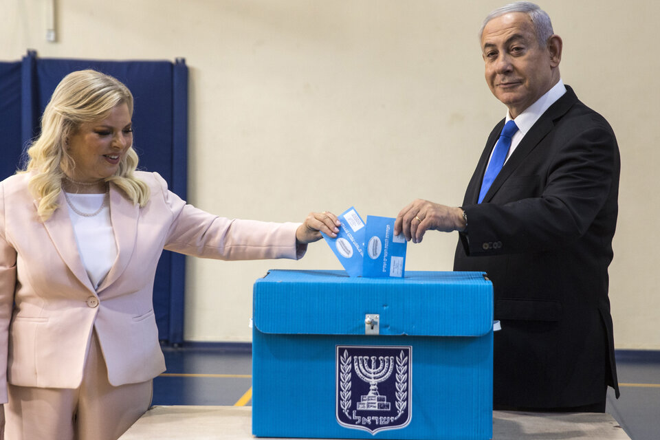 Netanyahu y su esposa Sara emiten su voto en Jerusalén. (Fuente: AFP)