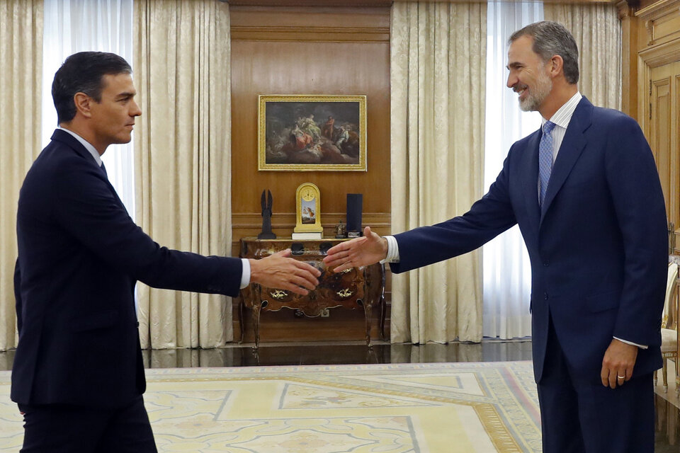 Pedro Sánchez saluda al rey Felipe VI.  (Fuente: EFE)
