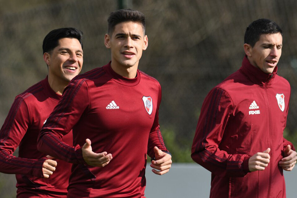 Martínez Quarta, Fernández y Pérez trotan durante la práctica.