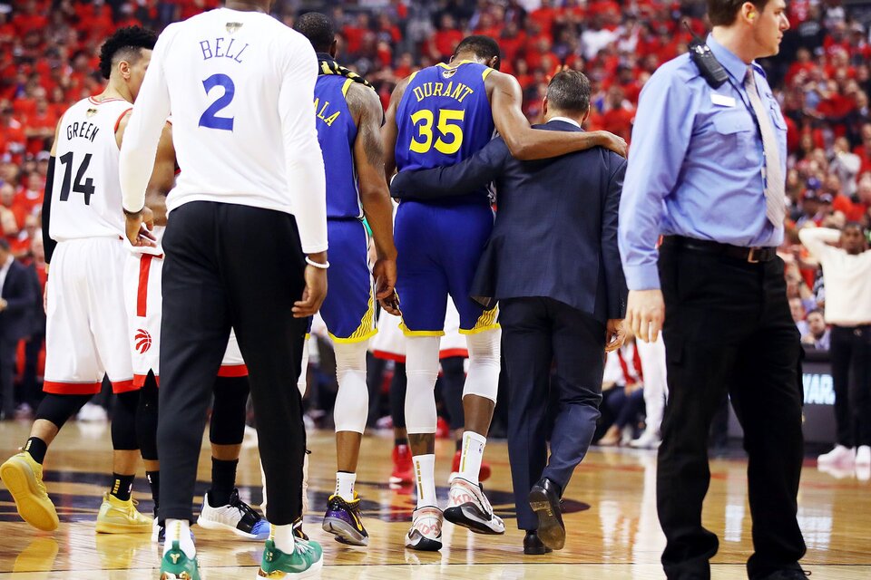 Kevin Durant es llevado a los vestuarios tras su lesión. (Fuente: AFP)