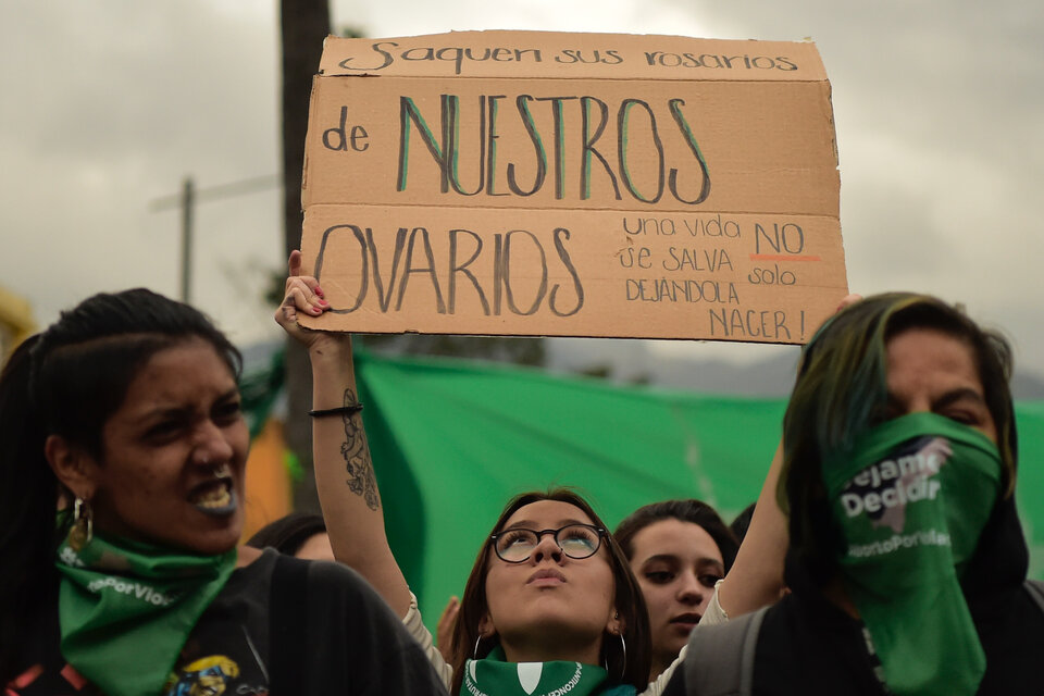 Hubo decepción en las afueras del Congreso ecuatoriano, donde se congregaron miles de mujeres. (Fuente: AFP)