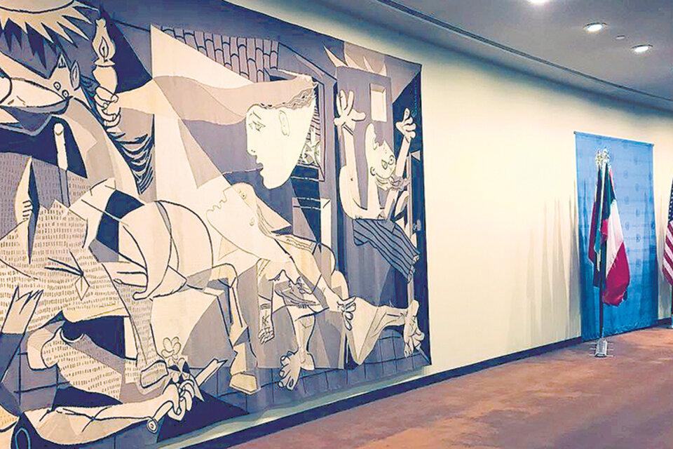 El tapiz fue hecho por la artista francesa Jacqueline de la Baume Dürrbach, supervisada por Picasso. 