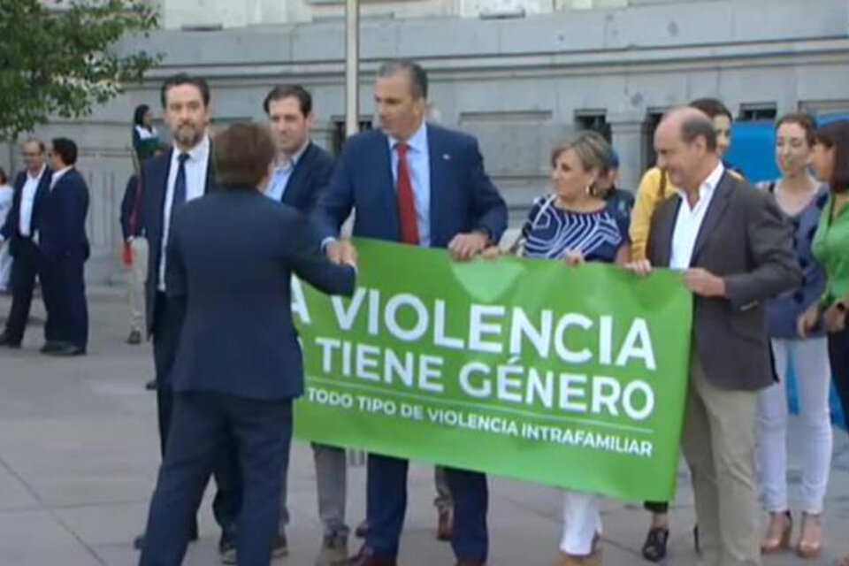 El alcalde del PP, Martínez-Almeida, se cruzó con Javier Ortega Smith, de Vox. 