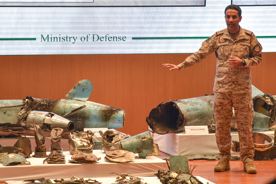 Un oficial del ejército saudí muestra restos de drones y misiles usados en el ataque a la refinería. (Fuente: AFP)