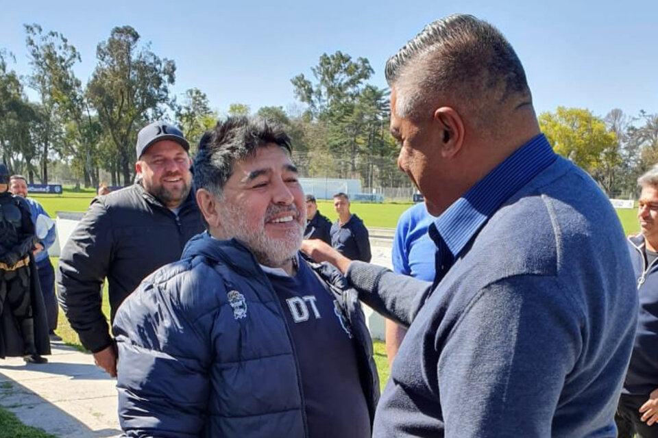 Maradona saluda a Tapia. De fondo, se asoma el Hombre Murciélago. (Fuente: Twitter)