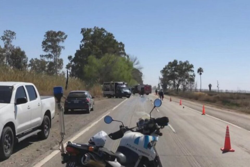 La policía mendocina cortó la circulación en la ruta tras el accidente.  (Fuente: Twitter)