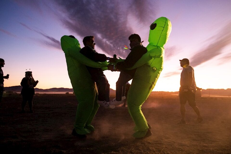 Gente disfrazada de alienígena se acercó a la base en el estado de Nevada.  (Fuente: EFE)