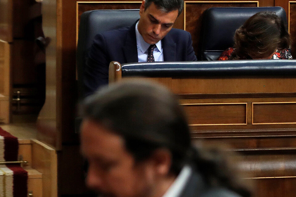 Iglesias (abajo), Sánchez (arriba) y el arte de no hacerse cargo del llamado a elecciones. 