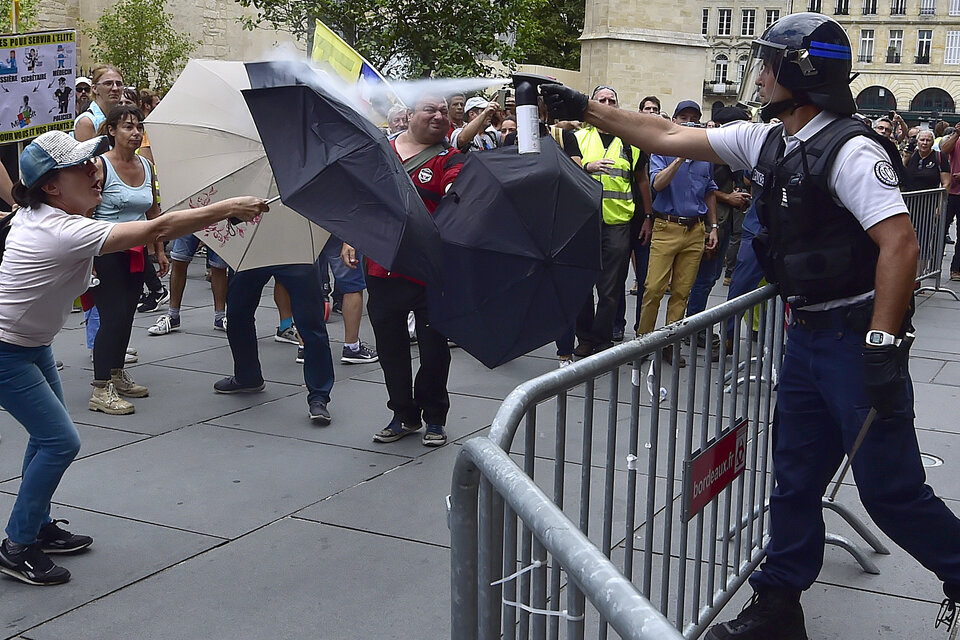 La policía reprime  en la protesta de los chalecos amarillos en Bordeaux. (Fuente: AFP)
