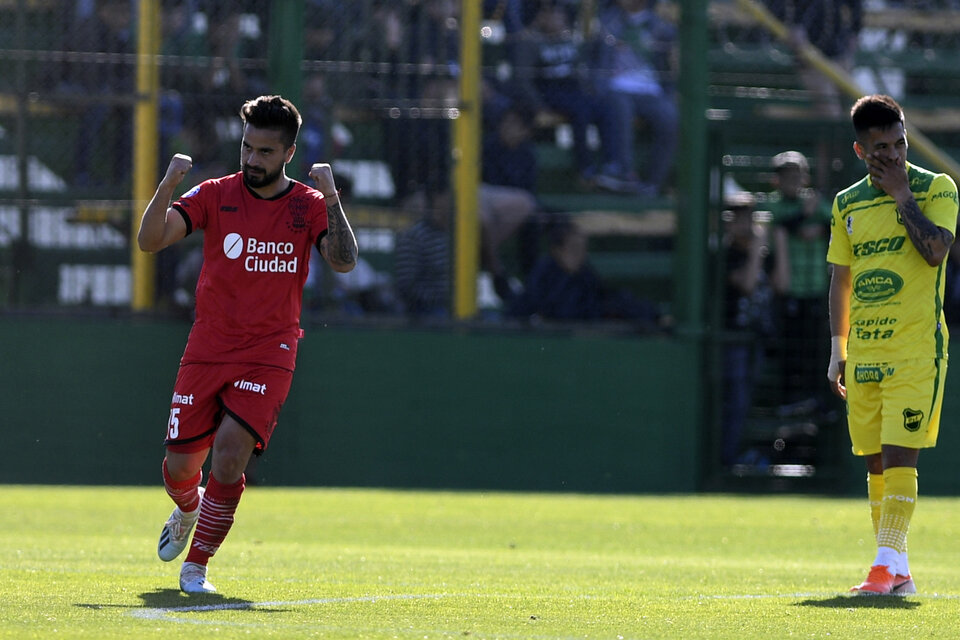 Gómez festeja su gol de tiro libre.