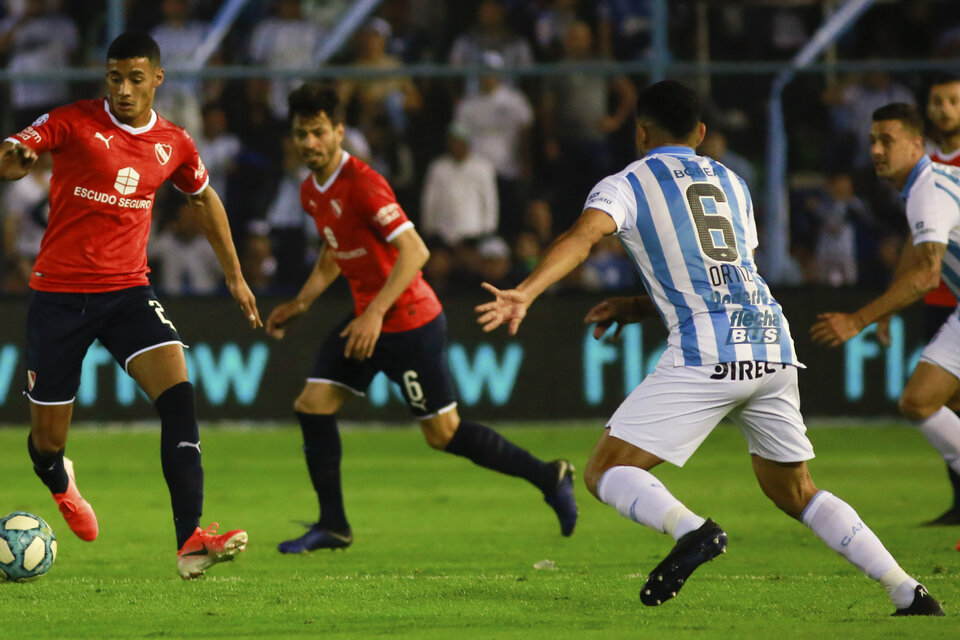 Franco sale jugando desde el fondo de Independiente. (Fuente: Télam)
