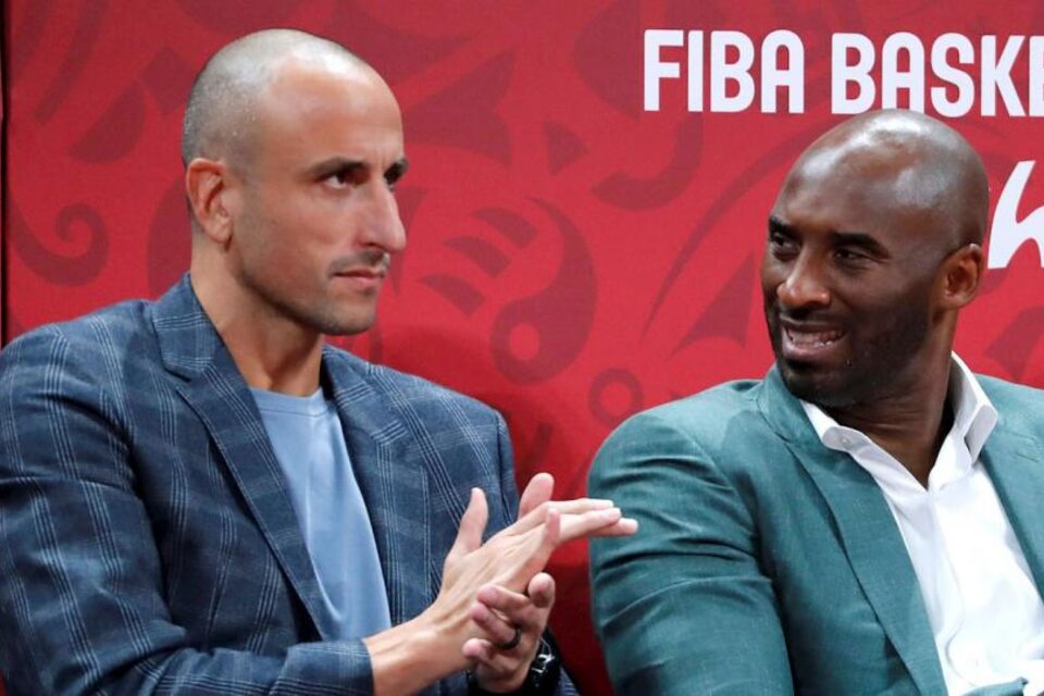 Ginóbili junto al estadounidense Kobe Bryant observando la semifinal entre Argentina y Francia en China 2019. (Fuente: AFP)