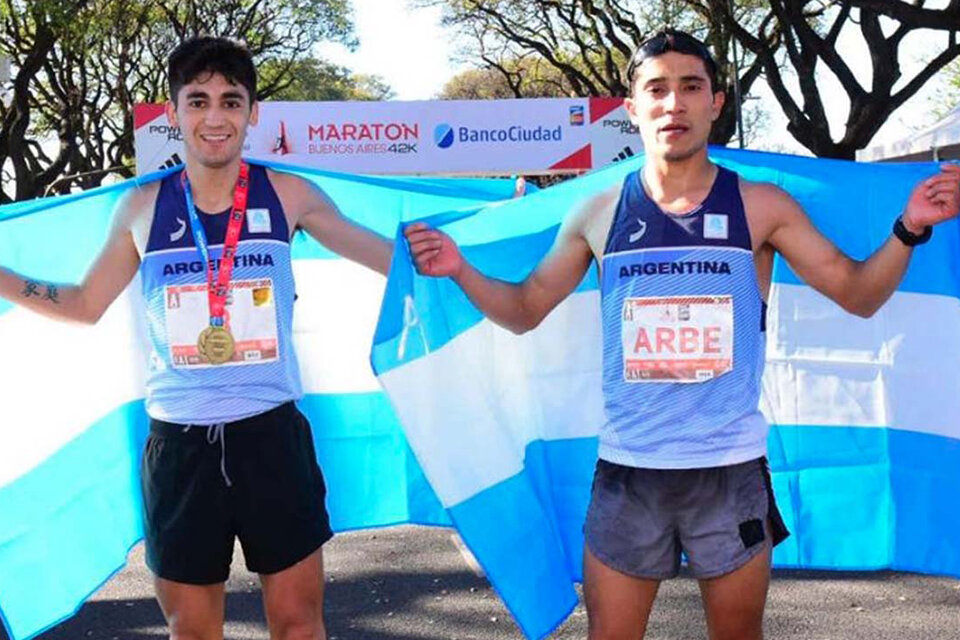 Arbe (derecha) posa con su coterráneo Eulalio Muñóz tras finalizar la Maratón de Buenos Aires. (Fuente: Télam)