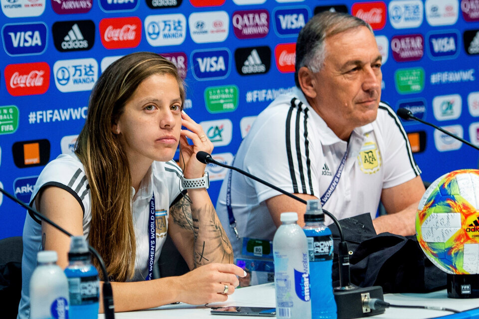 La defensora del selccionado Ruth Bravo junto al DT Carlos Borrello. (Fuente: EFE)