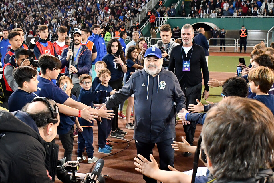 Maradona tuvo una gran recepción del público cordobés. La despedida no tuvo la misma calidez (Fuente: Télam)
