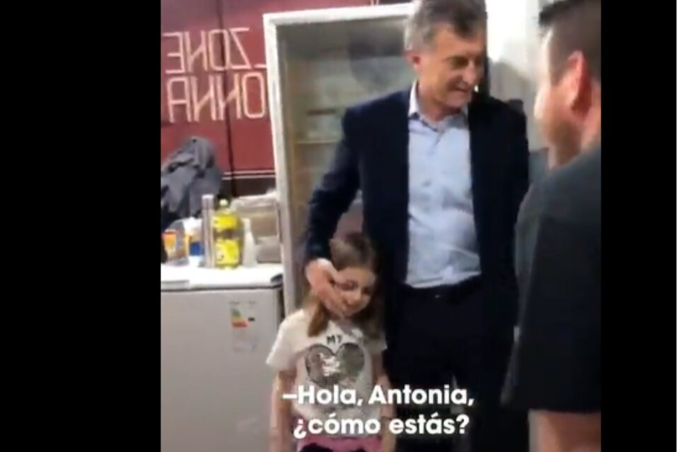 Macri junto con su hija Antonia, saluda a los dueños de la pizzería de Escobar, hace una año atrás.  (Fuente: Captura de pantalla)