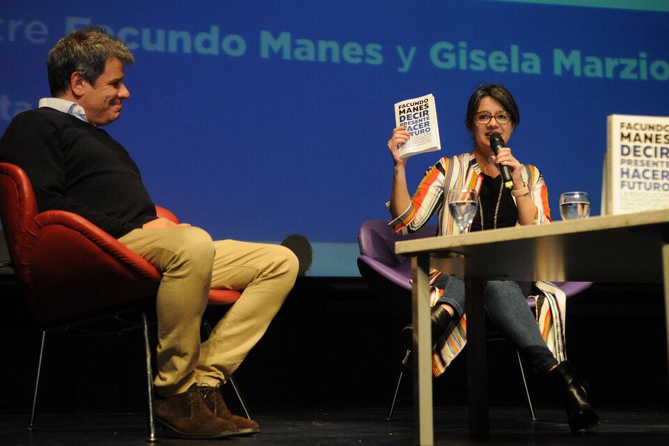 Facundo Manes y Gisela Marziotta en el escenario en la UMET.  (Fuente: Guadalupe Lombardo)
