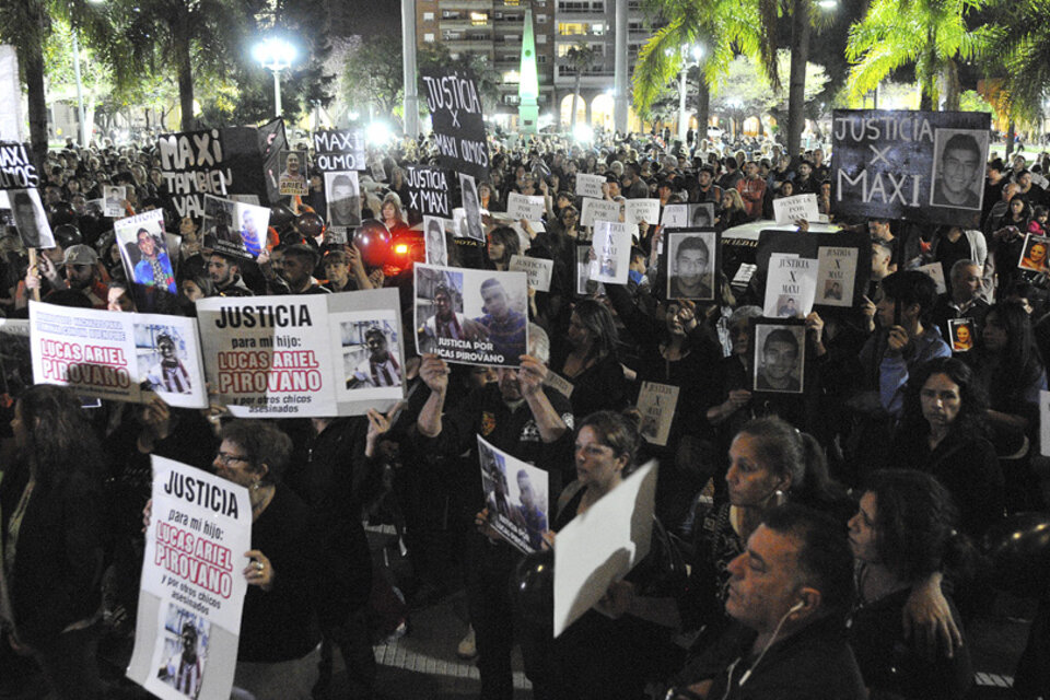 La marcha de anoche la encabezaron los familiares de las víctimas. (Fuente: Jose Almeida)