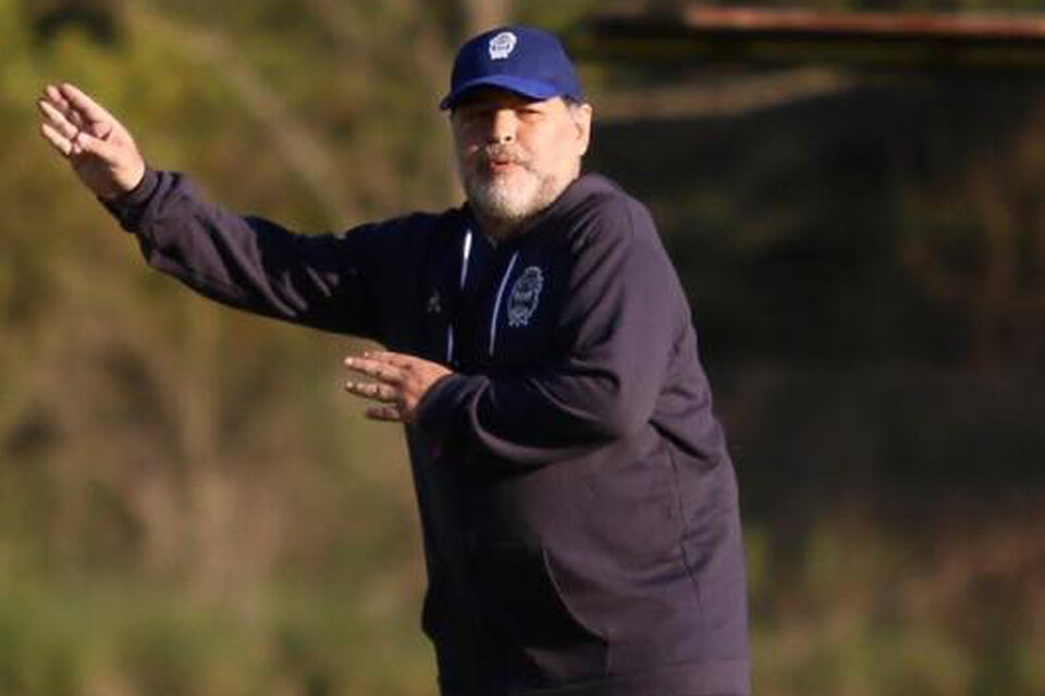 Maradona dando indicaciones. (Fuente: Prensa Gimnasia La Plata)