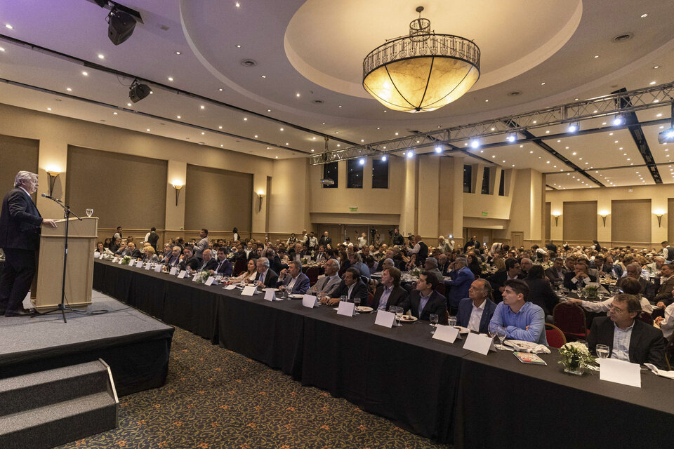 El candidato Alberto Fernández hablando a empresarios en la Fundación Mediterránea, en Córdoba. (Fuente: NA)