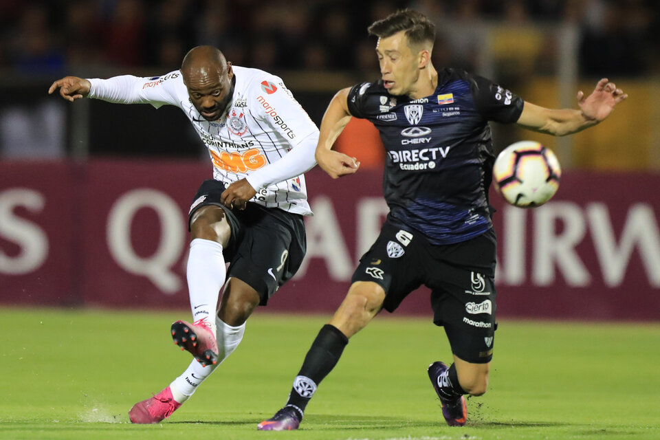 Vágner Love remata ante Torres. Los ecuatorianos jugarán la final de la Sudamericana. (Fuente: EFE)