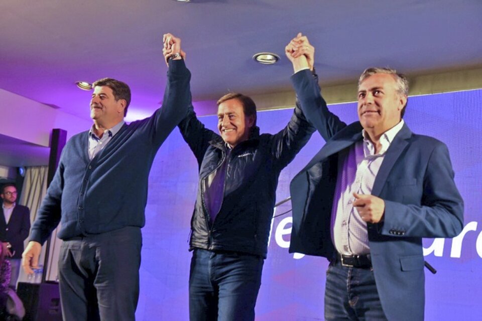 Suárez (centro) y Cornejo (derecha) la noche de las PASO mendocinas.  (Fuente: Noticias Argentinas)