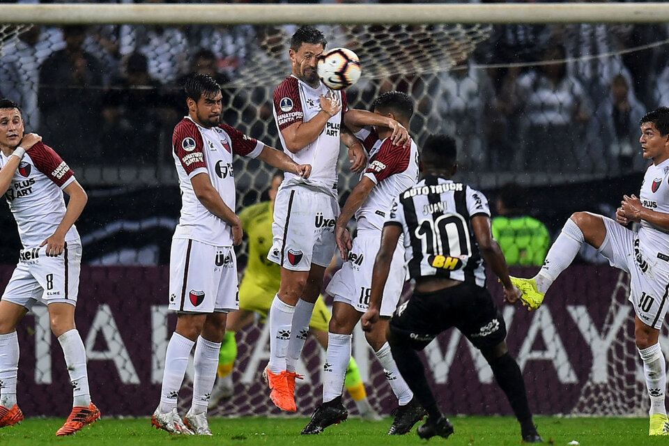 Cazares intenta superar de tiro libre la barrera de Colón. (Fuente: EFE)