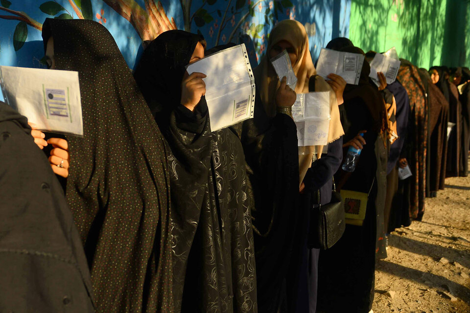 Mujeres haciendo fila par votar en Herat, Afganistán (Fuente: AFP)