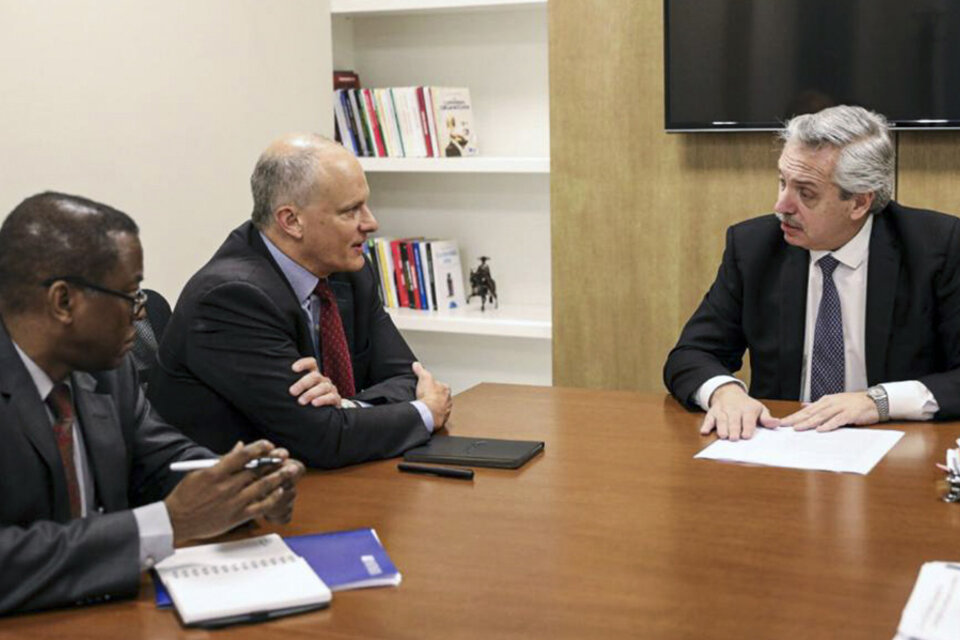 Alberto Fernández con representantes del FMI, semanas atrás. Ya rueda la pelota del partido por la refinanciación de la deuda.