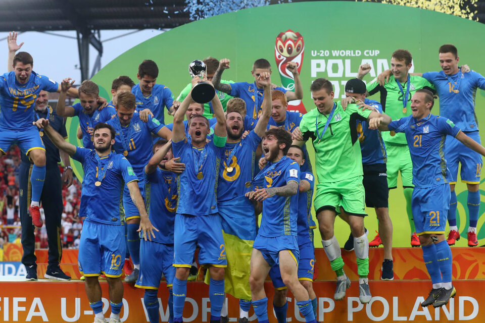 El capitán Valerii Bondar, de Shakthar Donetsk, levanta el trofeo por Ucrania. (Fuente: FIFA Getty Images)