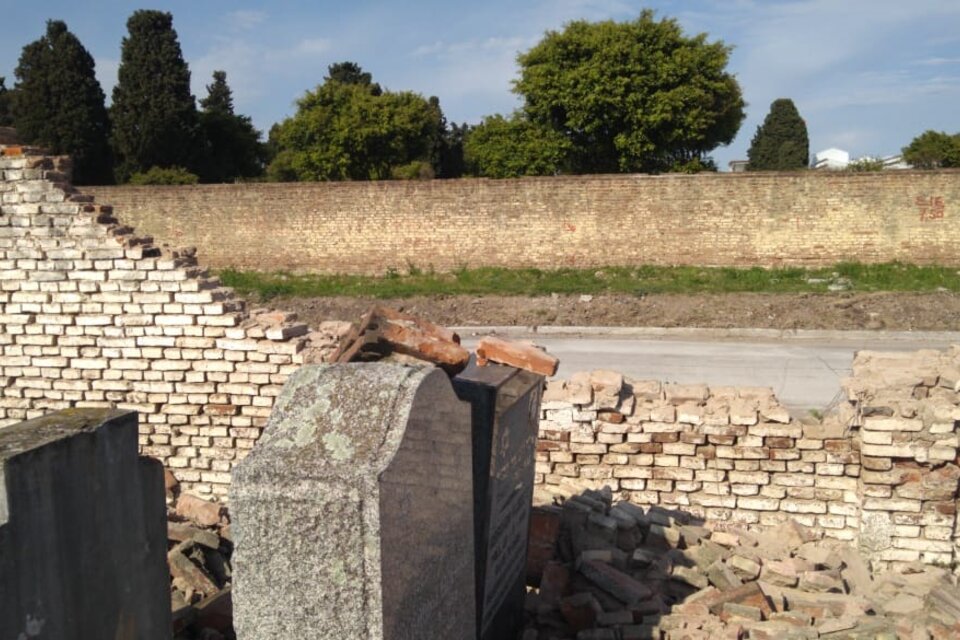 Los agresores rompieron monumentos y robaron placas de bronce de las lápidas. (Fuente: Télam)