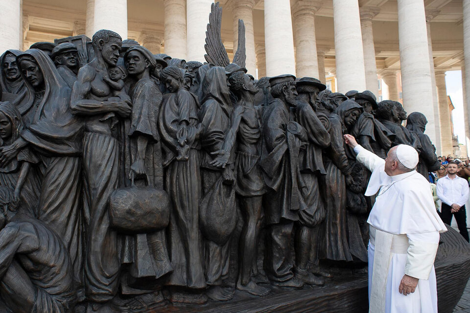  Francisco inauguró la escultura “Angeles inadvertidos” que representa un grupo de migrantes de distintas culturas.  (Fuente: EFE)