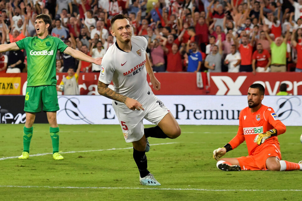 Lucas Ocampos anota el segundo gol de Sevilla. (Fuente: EFE)