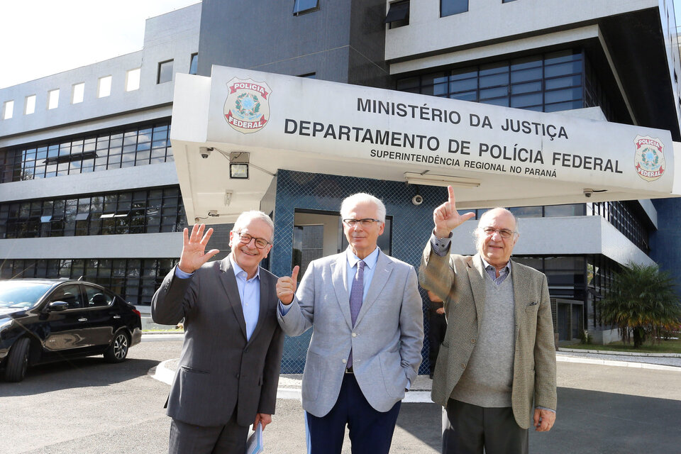 Baltasar Garzón (cent) junto a los exministros Tarso Genro y Paulo Vannuchi. (Fuente: EFE)