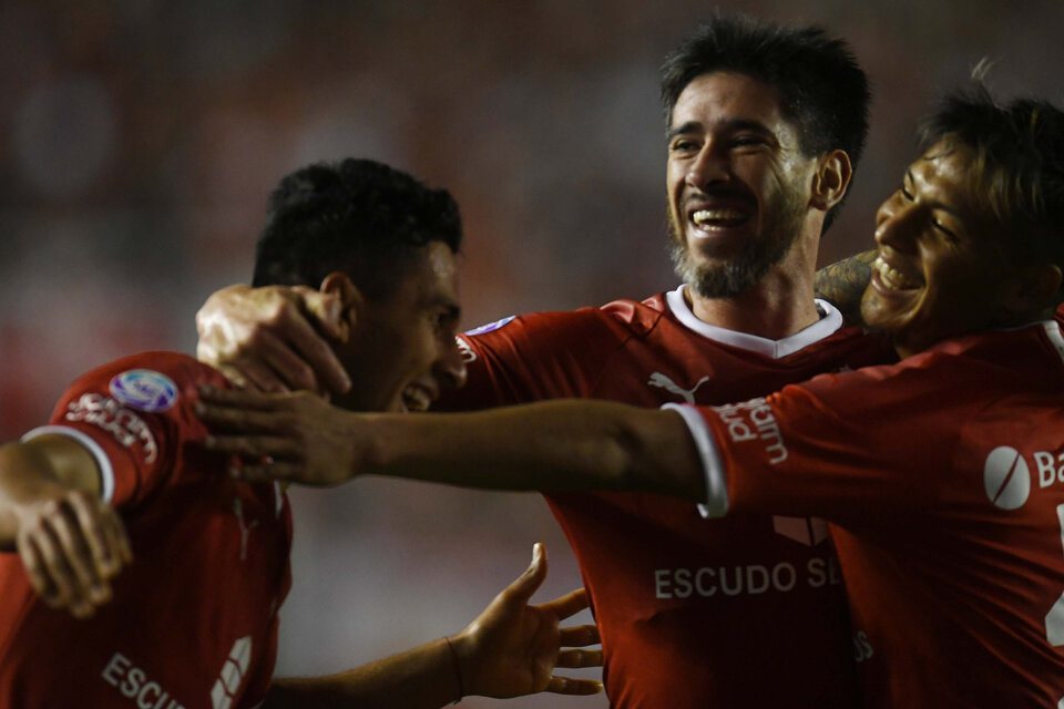 Pérez y Blanco abrazan a Domínguez luego de su gol. (Fuente: Télam)