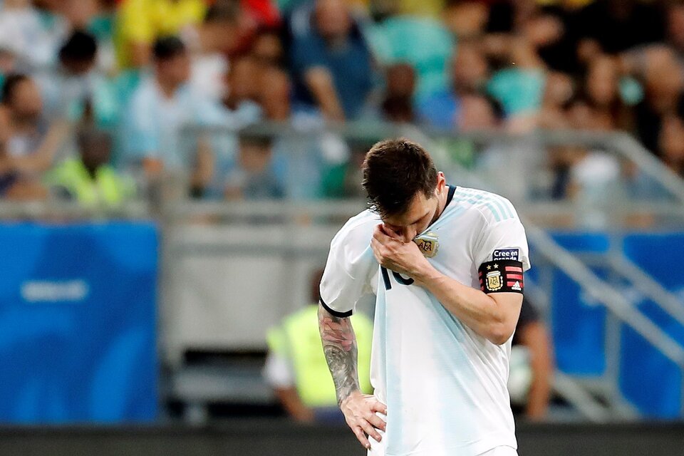 Lionel Messi, la cara al piso. No apareció el juego y no encontró a sus socios.