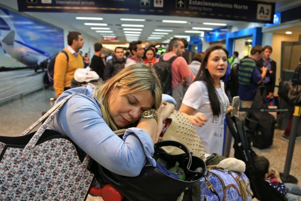 El lunes hubo demoras en Aeroparque y los pilotos anunciaron el paro.