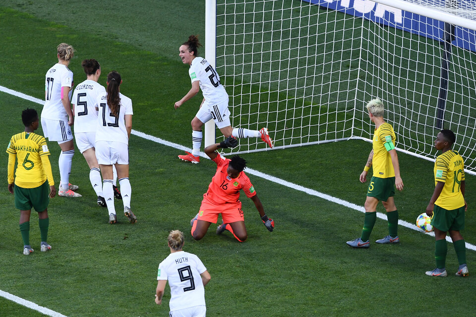 La sudafricana Andile Dlamini no puede creer el gol de Lina Magull, el cuarto de Alemania. (Fuente: EFE)
