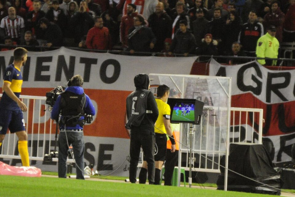 Lisandro López espera mientras el árbitro atiende el VAR, protagonista del River-Boca. (Fuente: Alejandro Leiva)