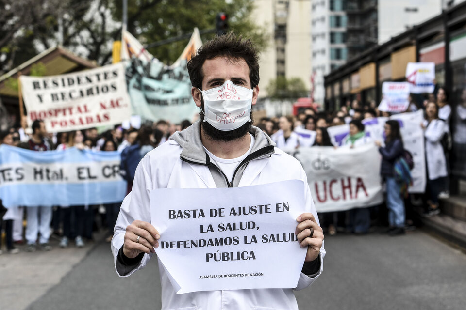 Paro de médicos residentes | Se movilizaron desde e... | Página12