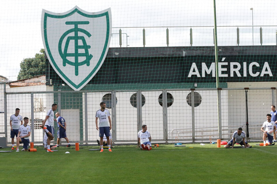Los jugadores argentinos se movieron en el campo de entrenamiento del Mineiro. (Fuente: Prensa AFA)
