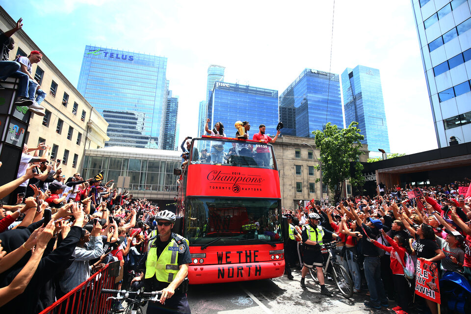 Con el trofeo en primera fila, ingresa el micro de los Raptors al centro de Toronto. (Fuente: AFP)