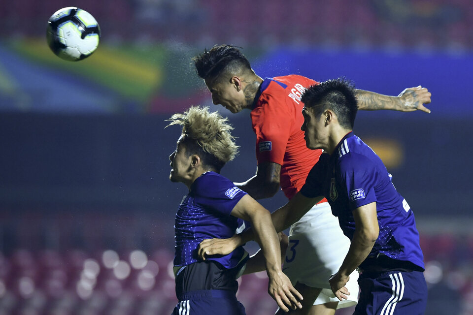 El chileno Pulgar cabecea en la apertura del marcador.   (Fuente: AFP)
