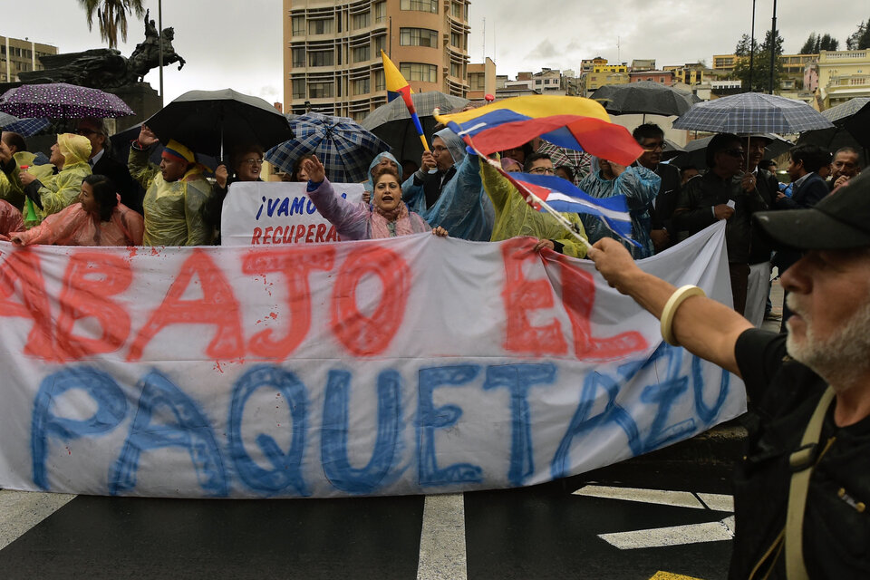 Tras el aumento las calles de ecuador se llenaron de manifestantes. (Fuente: AFP)