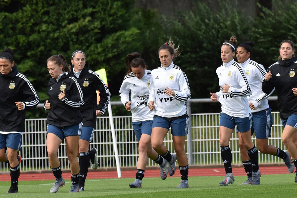 La Selección femenina durante el entrenamiento en París. (Fuente: Prensa AFA)