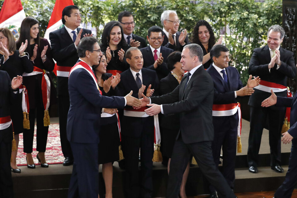 Vizcarra, con banda presidencial, saluda a sus nuevos ministros. (Fuente: EFE)