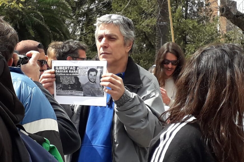 El padre de Damián Raña, en la marcha de La Plata para pedir su libración.
